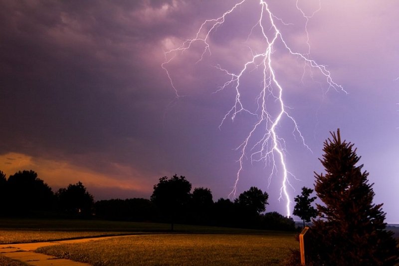 پسر ۱۰ ساله بر اثر برخورد رعد و برق جان باخت